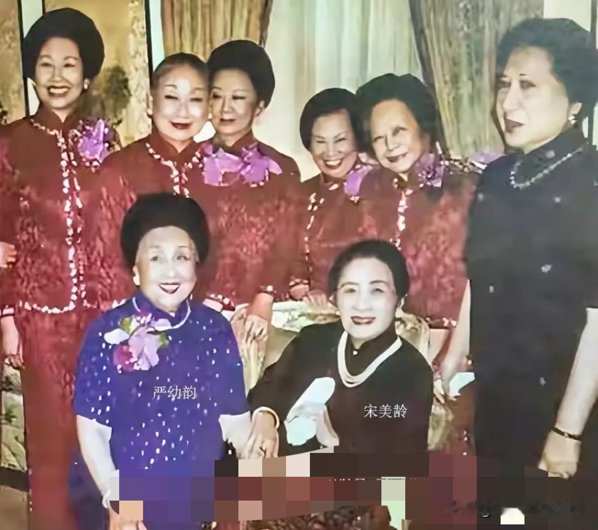 这是1997年，宋美龄在纽约举行100岁祝寿庆典，与亲属及好友在一起的一张非常珍