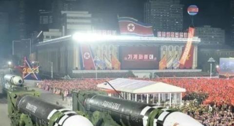 美国打遍全球无敌手，为什么偏偏不敢动朝鲜？答案只有一个：怕死！美国航母开到哪