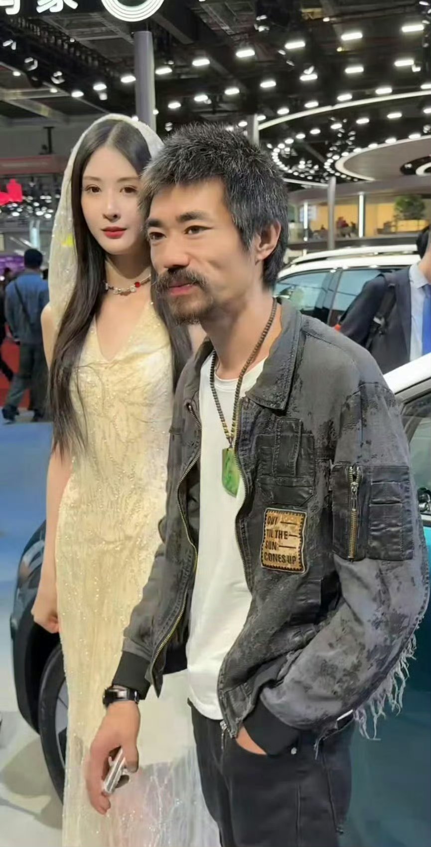 真的是人不可貌相啊，据说车展的这哥们，一身下来500多W…