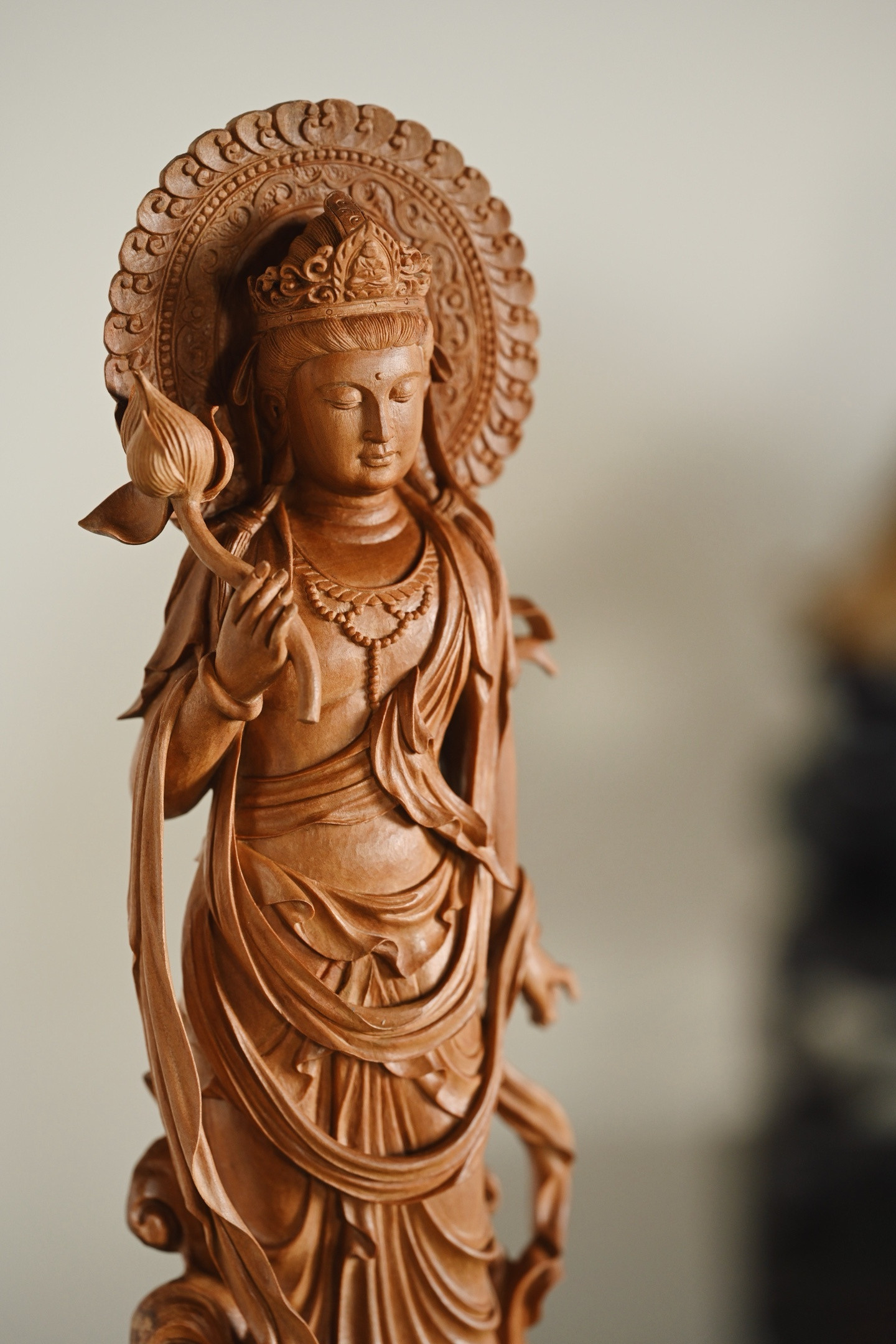 老山檀|自在观音整料雕刻，观音自在站立，体态轻盈，头上宝冠庄严，面容温婉慈悲