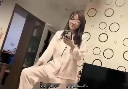 女儿一句扎心狠话直接浇灭父亲的心：我挣的钱跟你半毛钱关系都没有！姑娘马上就要