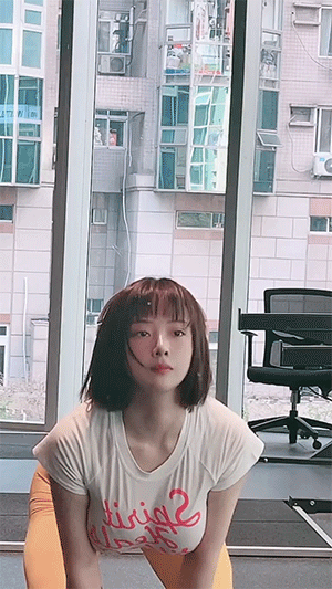 这女的也太强壮了吧，一看就经常健身，身材比例这么好