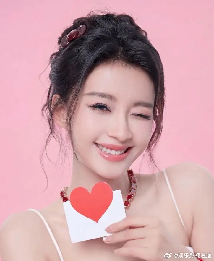 这是今晚娱乐圈最尴尬的一幕了！4月2日，《乘风2026》初见面直播，刘芸一个问题