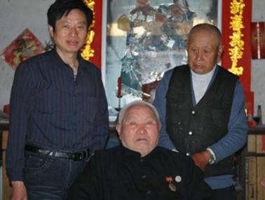 1955年，一27岁的新四军复员回乡，媒婆给他介绍了一43岁、有6个孩子的寡妇，