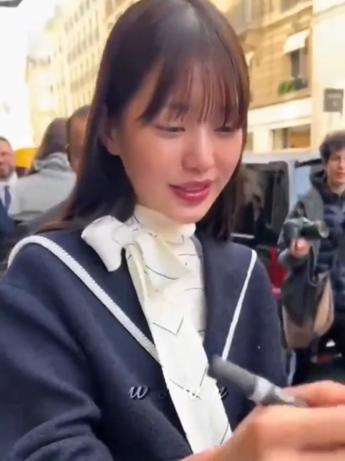 同样是在巴黎给粉丝签名的张元英和柳智敏两位五颜一的素颜状态