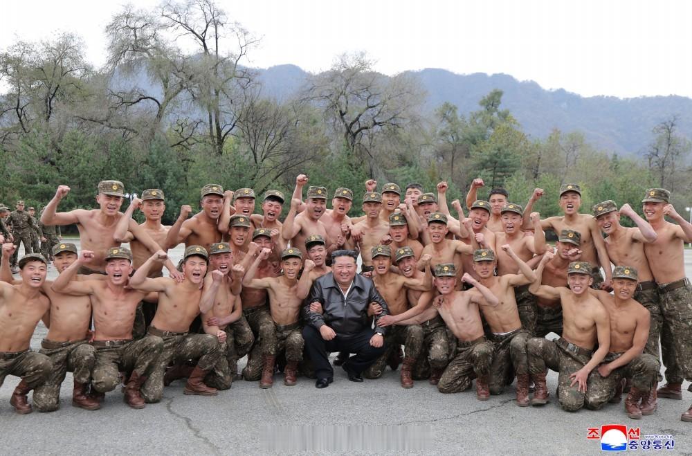 钢铁战士们赤膊与慈父合影​​​