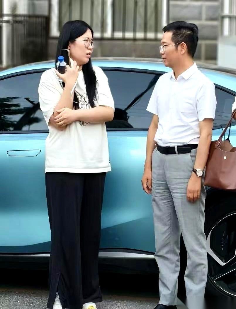 关于小魏的这场错换风波，最魔幻的一幕，其实不在网上，而在某个毫无察觉的客厅里。