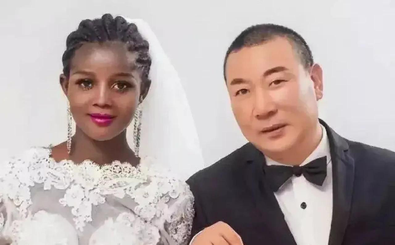 2017年，在非洲，一个年近50岁的中国男子对着一个18岁的非洲女孩说道：“要不