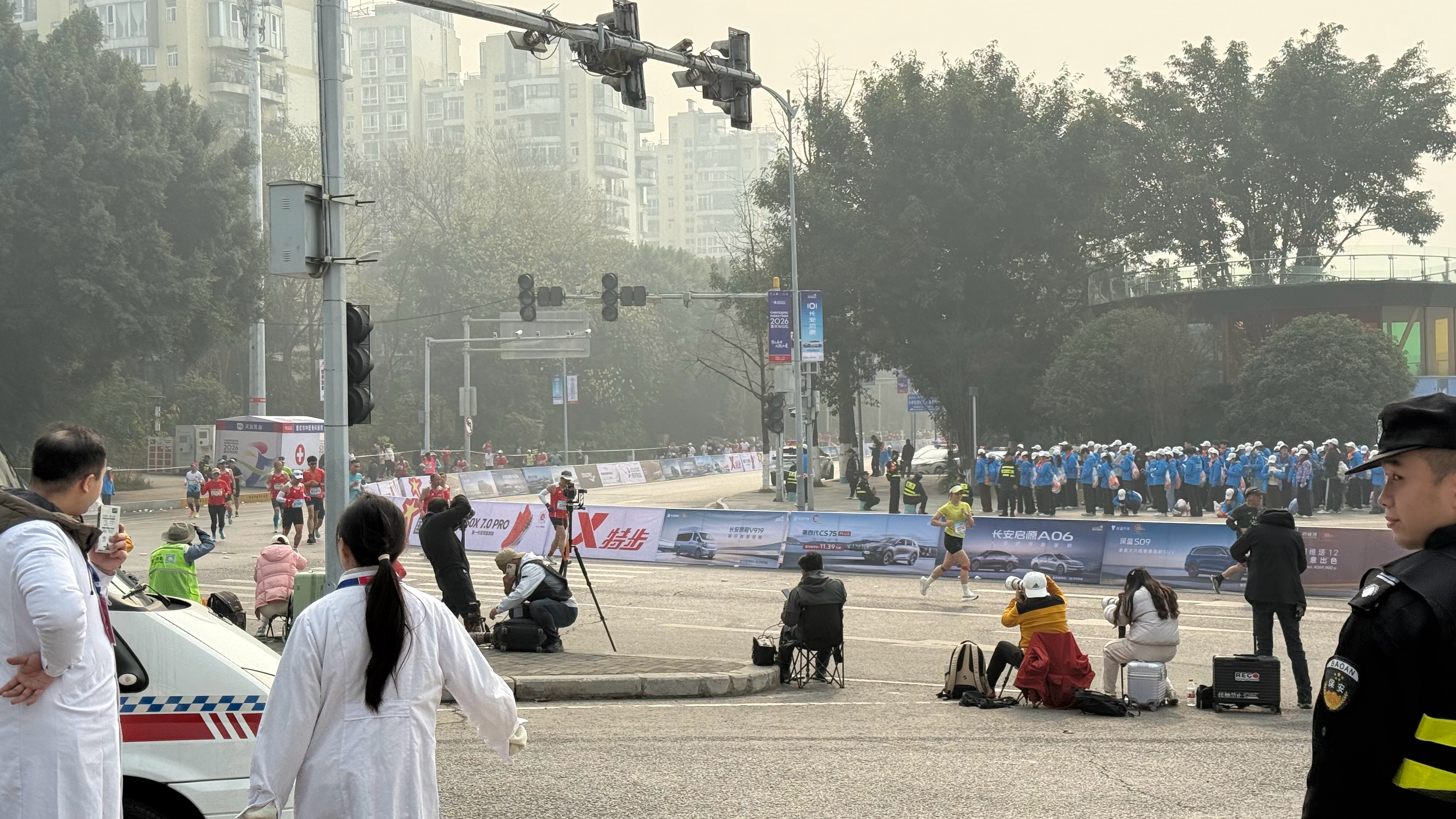 马拉松给这哥们跑失温了重庆马拉松