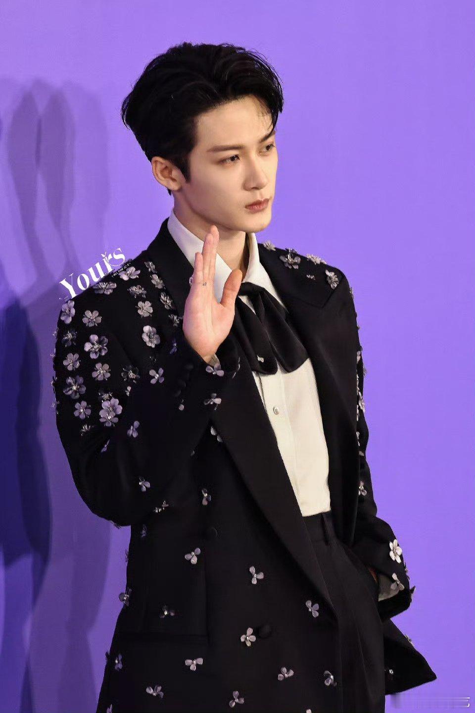 檀健次摸小酒窝的头追星天花板就是小酒窝吧！尖叫之夜檀健次主动互动+摸头杀，