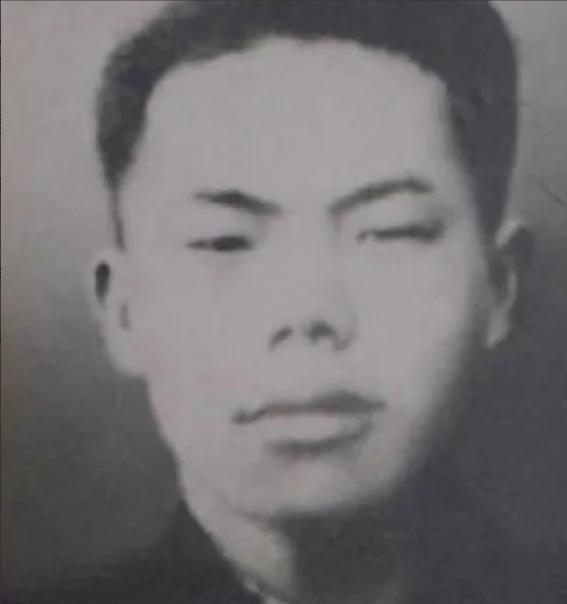 1952年，志愿军战士倪祥明睡不着，便出去巡逻，突然，山下竟传来了铁器的叮当声，