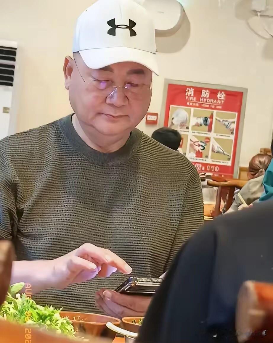 73岁的迟重瑞，脸部微微发福变胖了，跟之前荧幕上看到的形象完全不一样，本人皮肤特