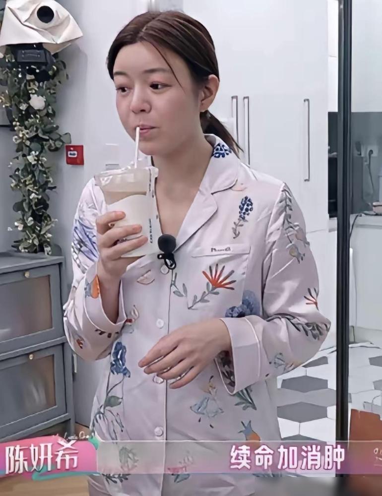 这么一看，原来陈妍希没骗人，当初她说自己演小龙女的时候水肿厉害，所以不够漂亮。说