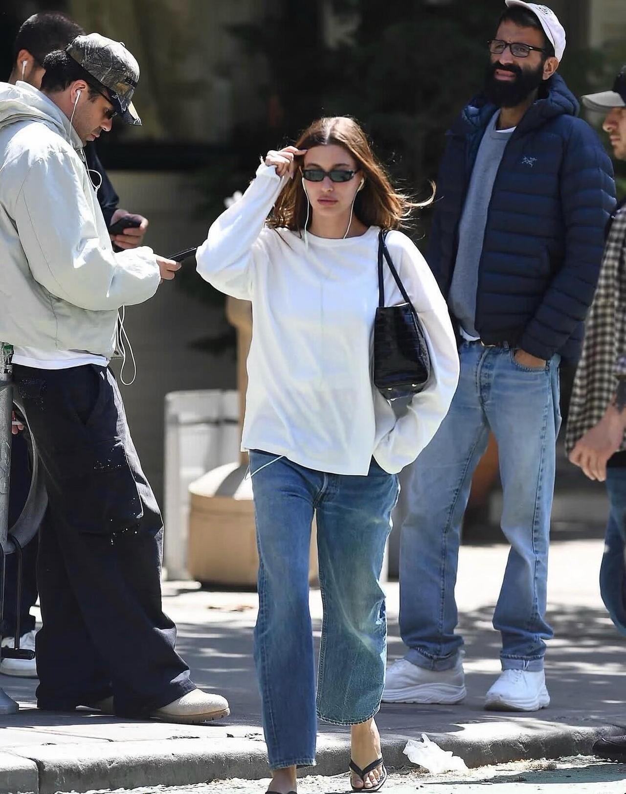 HaileyBieber街拍，白T恤配牛仔裤很清爽减龄！宽松白T搭配直筒水洗牛