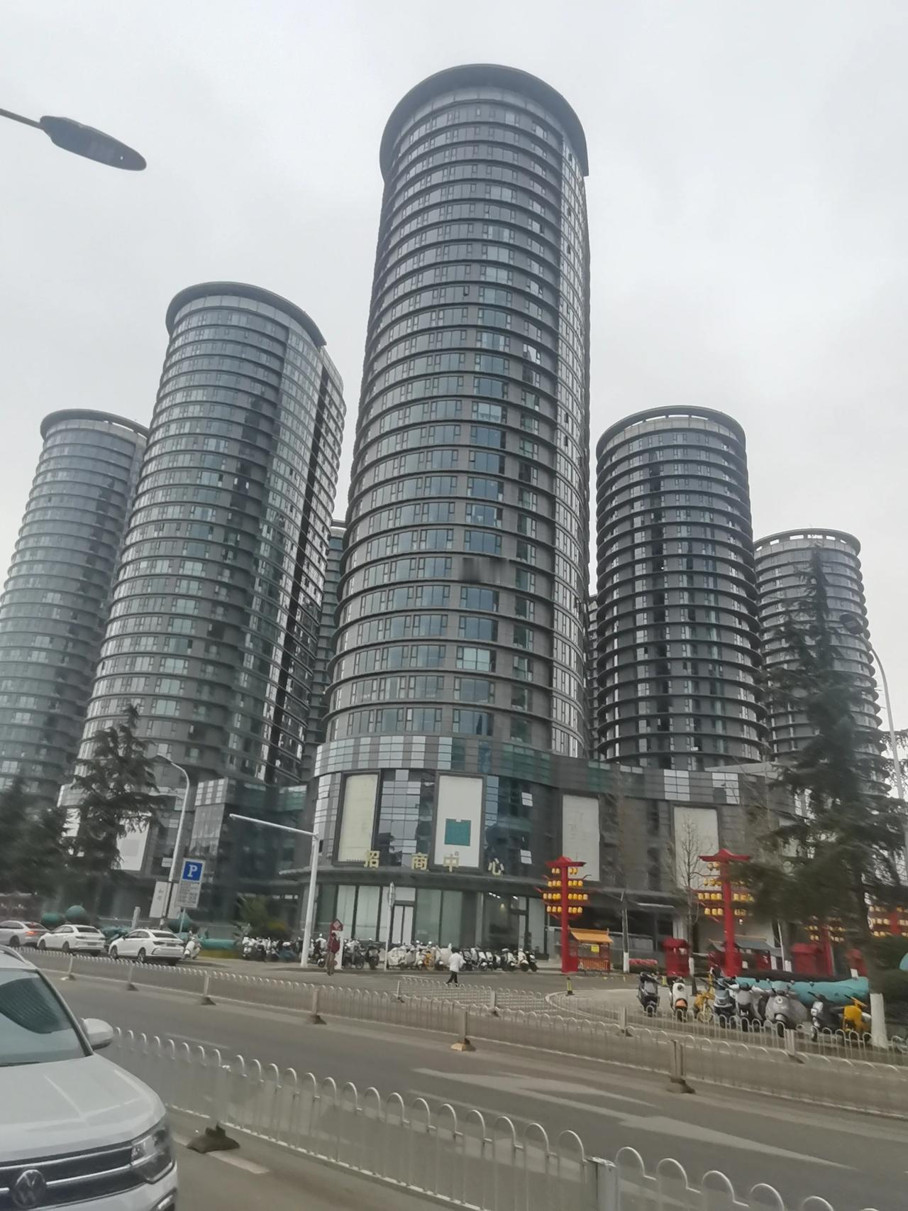 这种楼真的好住吗？个人觉得不太理想，在昆明这种圆形的楼好多的呢！在日新中路上与