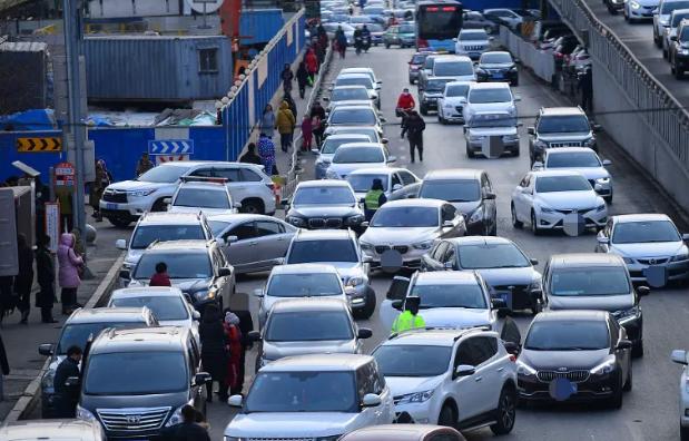 我同事老张开自动挡，别人开8个油，他能开到12个。他骂车是“油老虎”，去4S店检