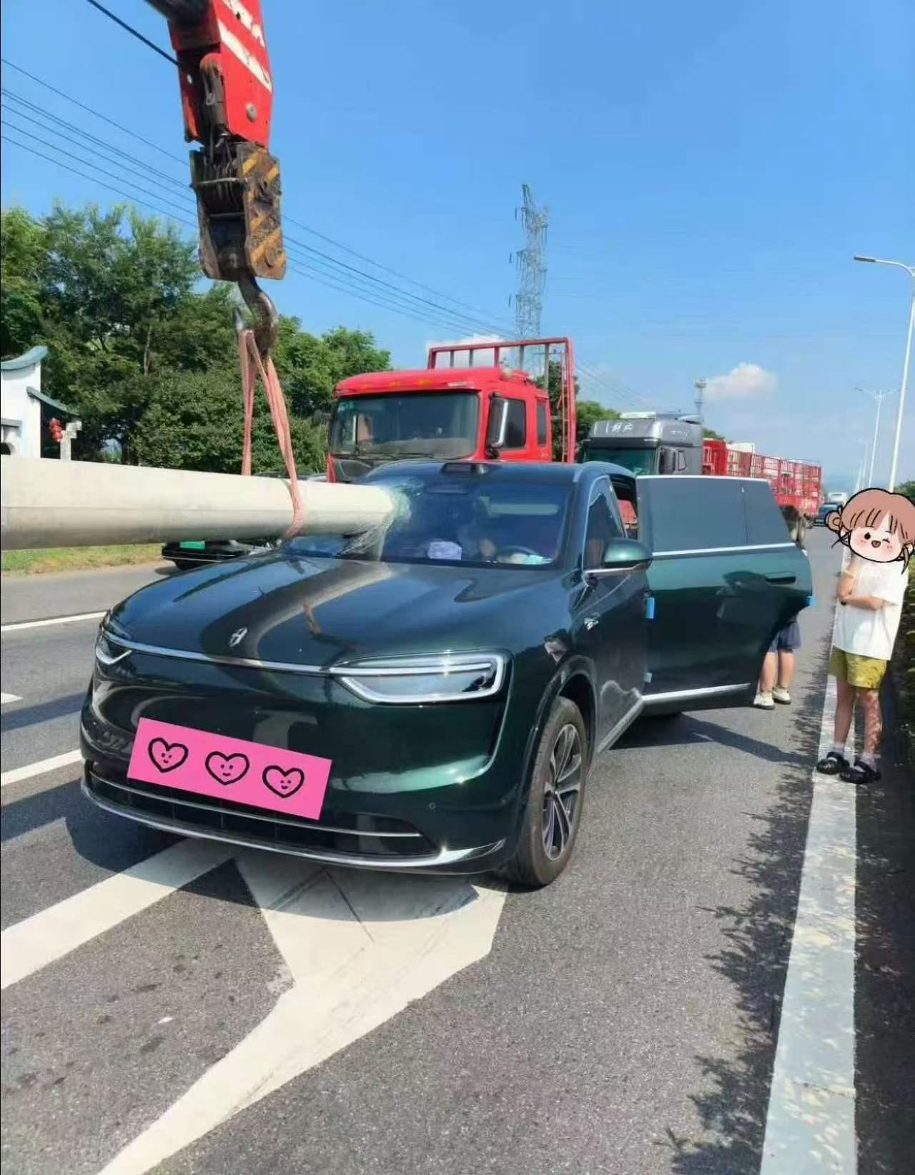 网友分享亲身车祸，引以为戒。8月7日，女子坐在副驾副驾，车子开启智驾模式，前方