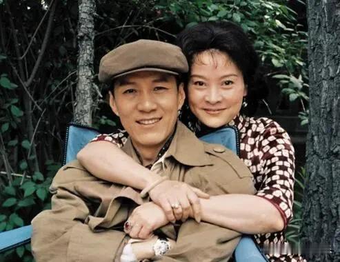 他俩是老夫老妻，​​他俩是明星夫妻，他俩结婚多年，两人不离不弃，没有任何