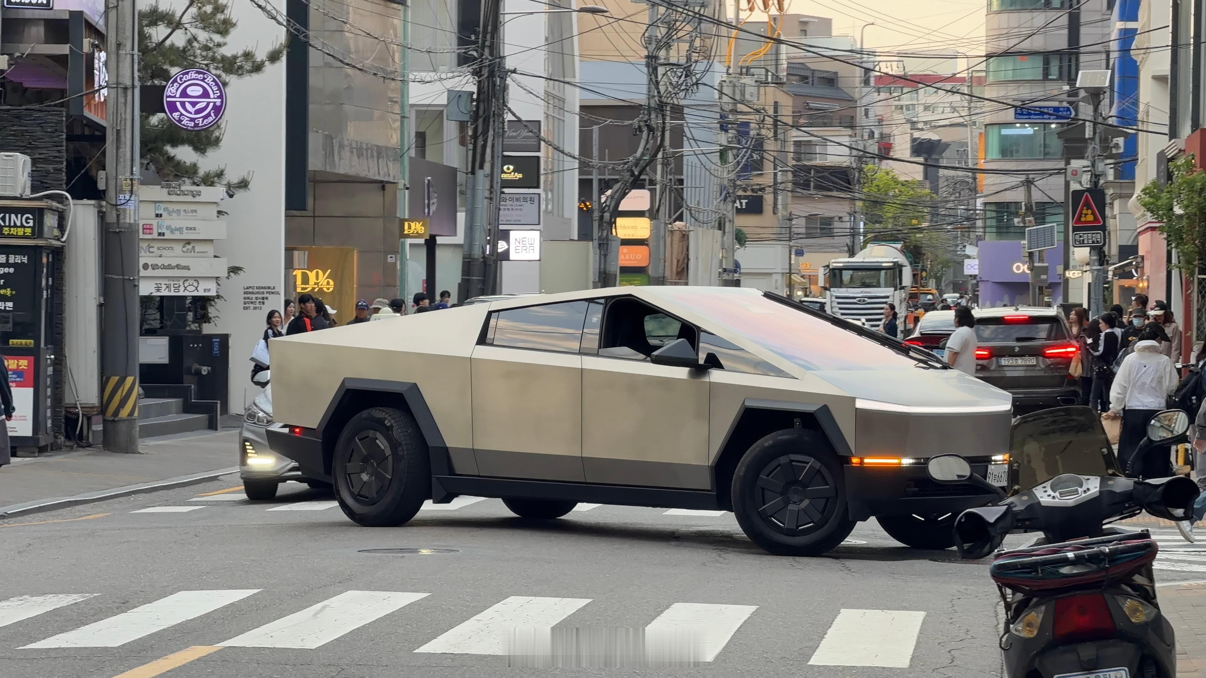 在马路上见到cybertruck还是有种巨物即视感