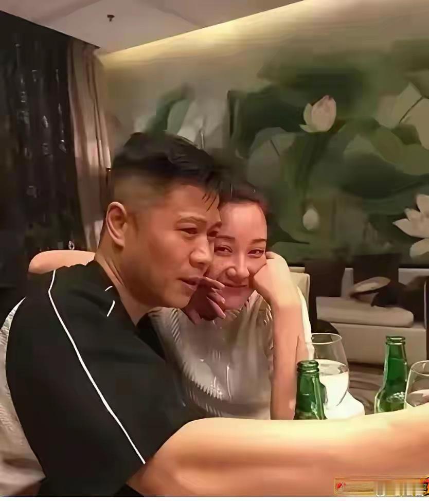 救命！57岁许晴私下聚会也太放得开了！酒喝到脸上身上都“串皮”，跟男性友人搂搂抱
