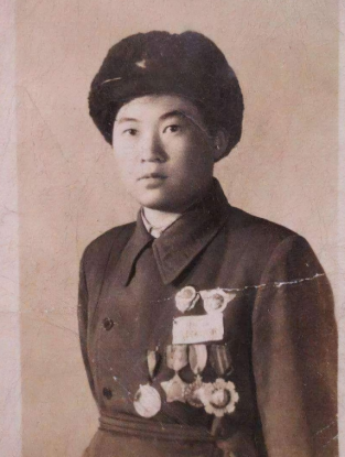 1948年，解放军战士郭富因腿伤恶化被送到医院，她却死活不让医生检查，得知再不动