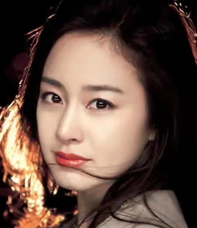 金泰熙，好的家室，财阀家庭，优秀老公，两个宝贝女儿，自己毕业于韩国最知名的学府，