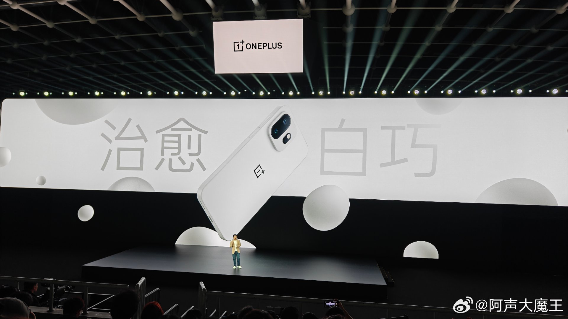 全新登场的新一代小屏旗舰——一加15T，延续6.32英寸极致小巧机身。凭借独