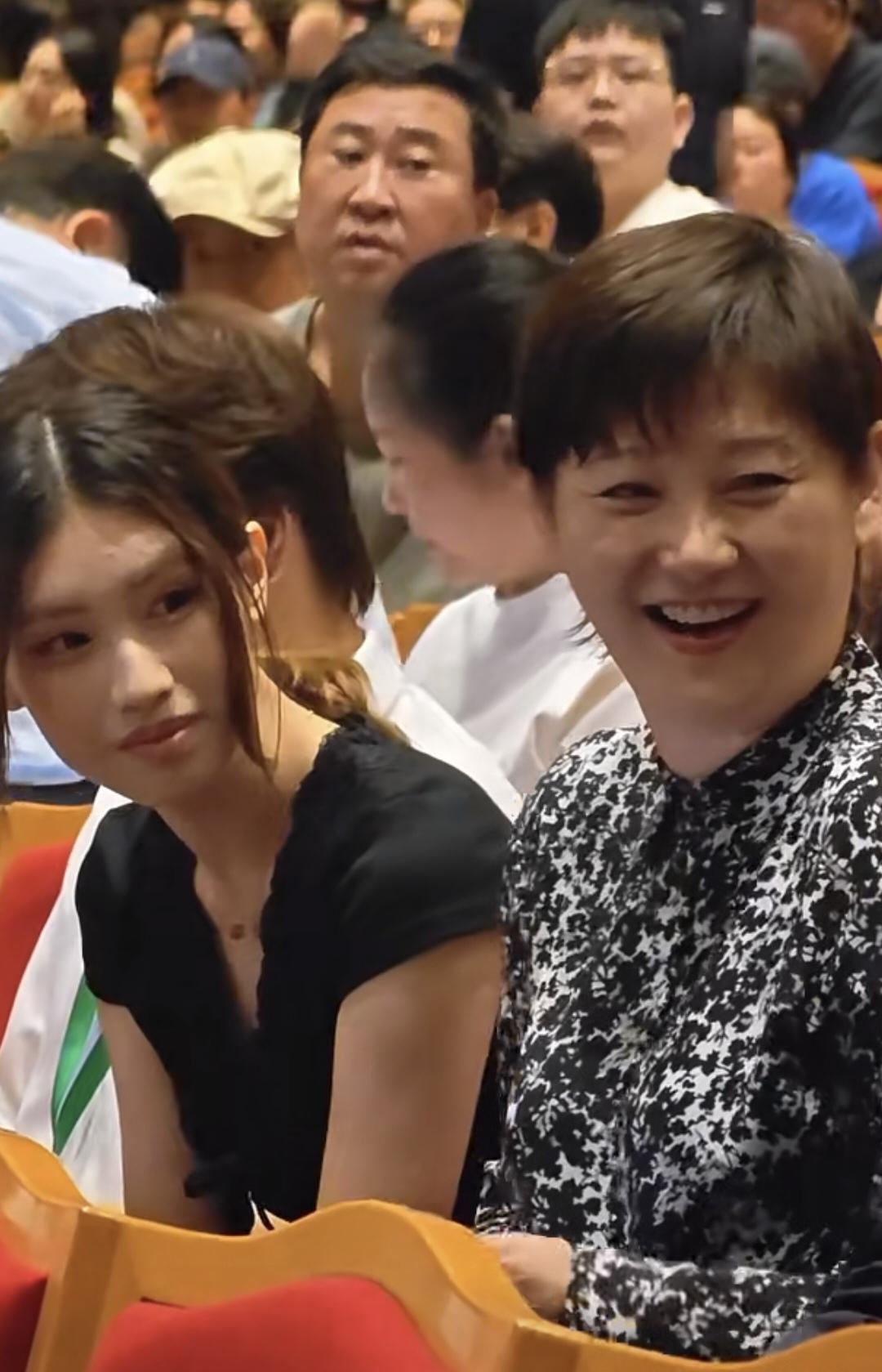 徐朵放暑假回国了，与妈妈徐帆一起观看爸爸冯小刚导演的电影《抓特务》首映，能看