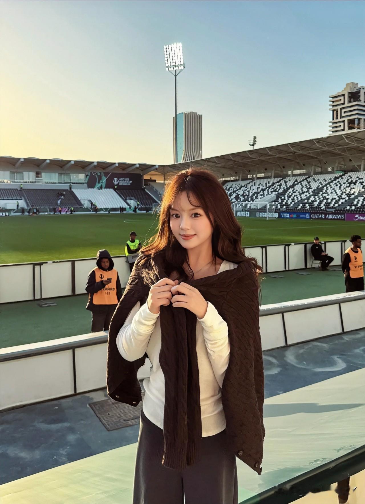 U23国足战平泰国队赛后，有个细节不得不说，一球不失的门将李昊向女友比心互