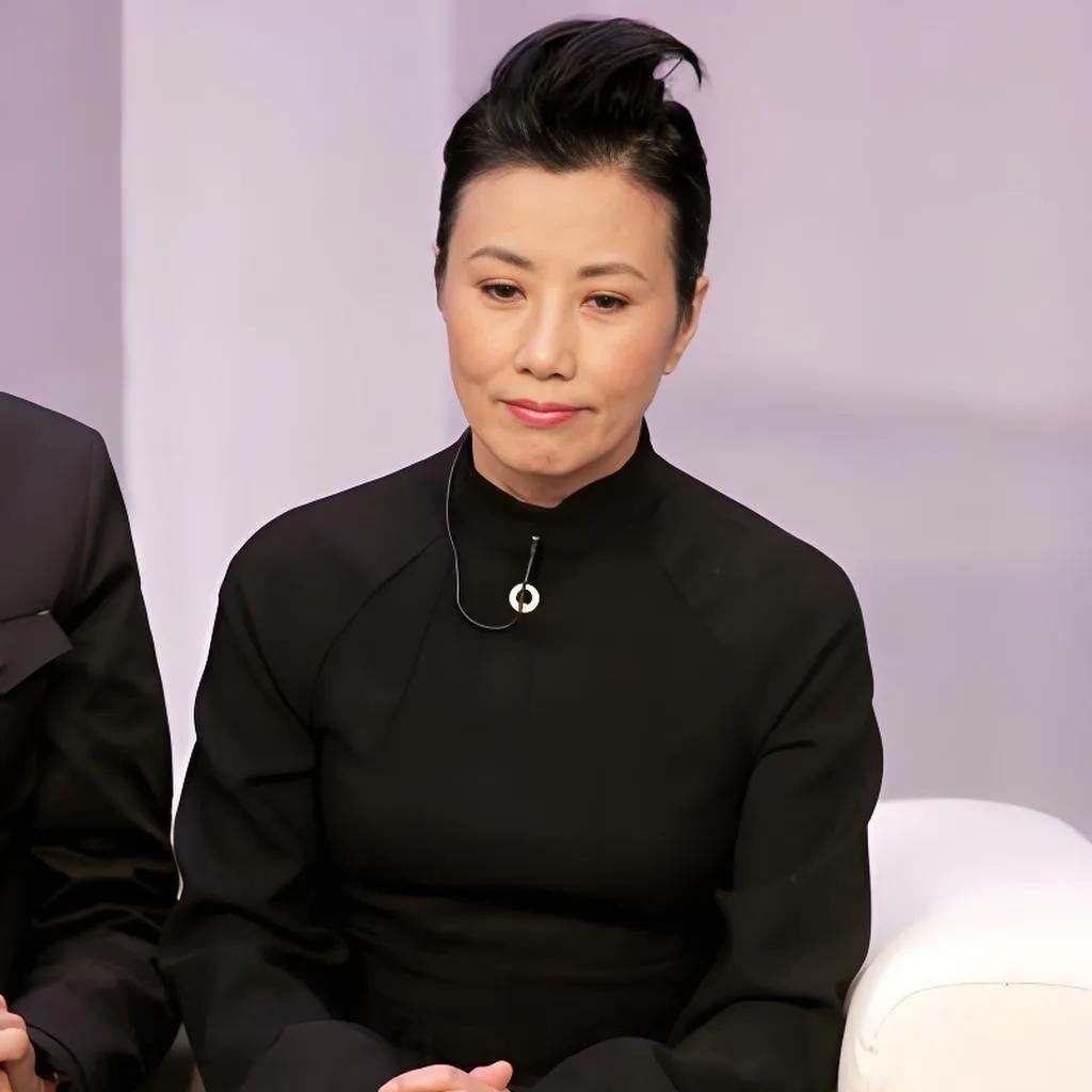 2004年，汪明荃参加罗文的追思会，一身素服，心情沉重，他的葬礼香港半个娱乐圈都