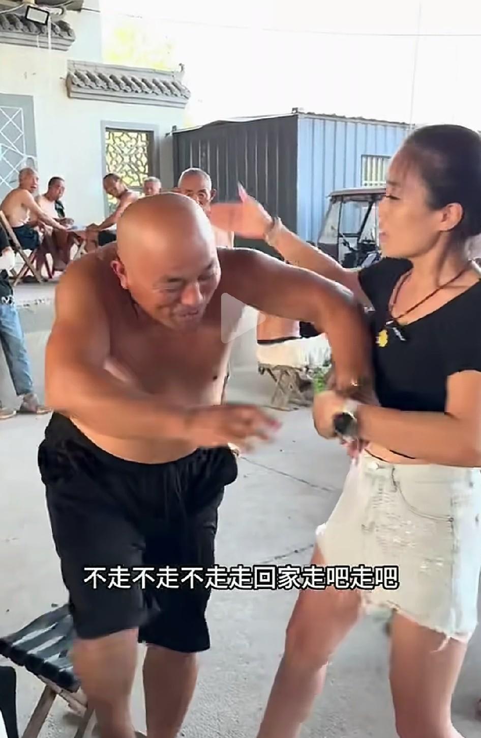一媳妇因跟老公吵架，到广场找到正在打牌的老公公后对着老公公的光头就是一巴掌，并嚷