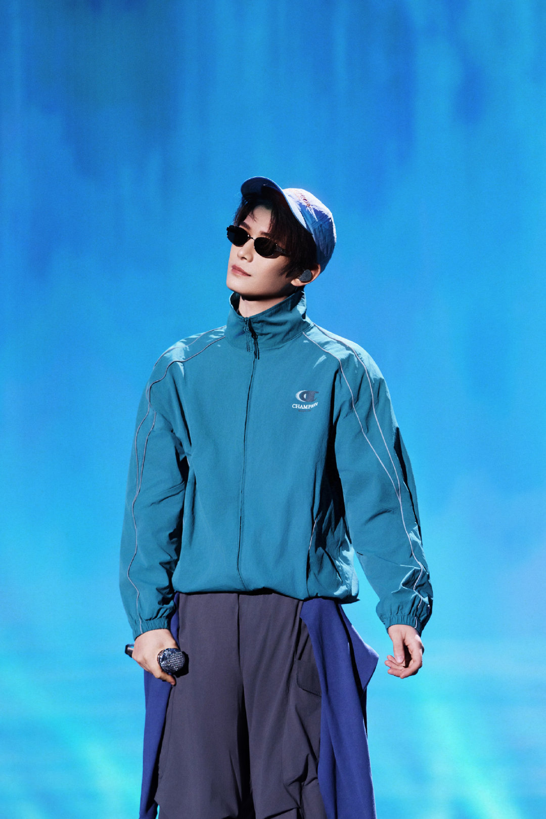 丁禹兮宣传白日提灯丁禹兮宣传迪丽热巴白日提灯丁禹兮巅峰之夜内场在说获奖感言时提