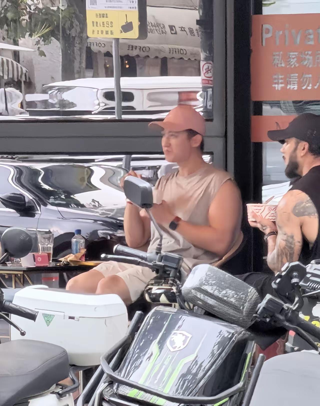 黄景瑜出行身边总带着这位大胡子花臂男，这不会是黄景瑜的保镖吧？花臂
