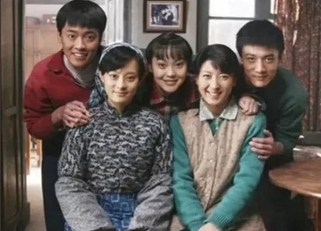2009年，27岁的孙俪和37岁的闫学晶，在拍摄《小姨多鹤》时成为闺蜜。影片杀青
