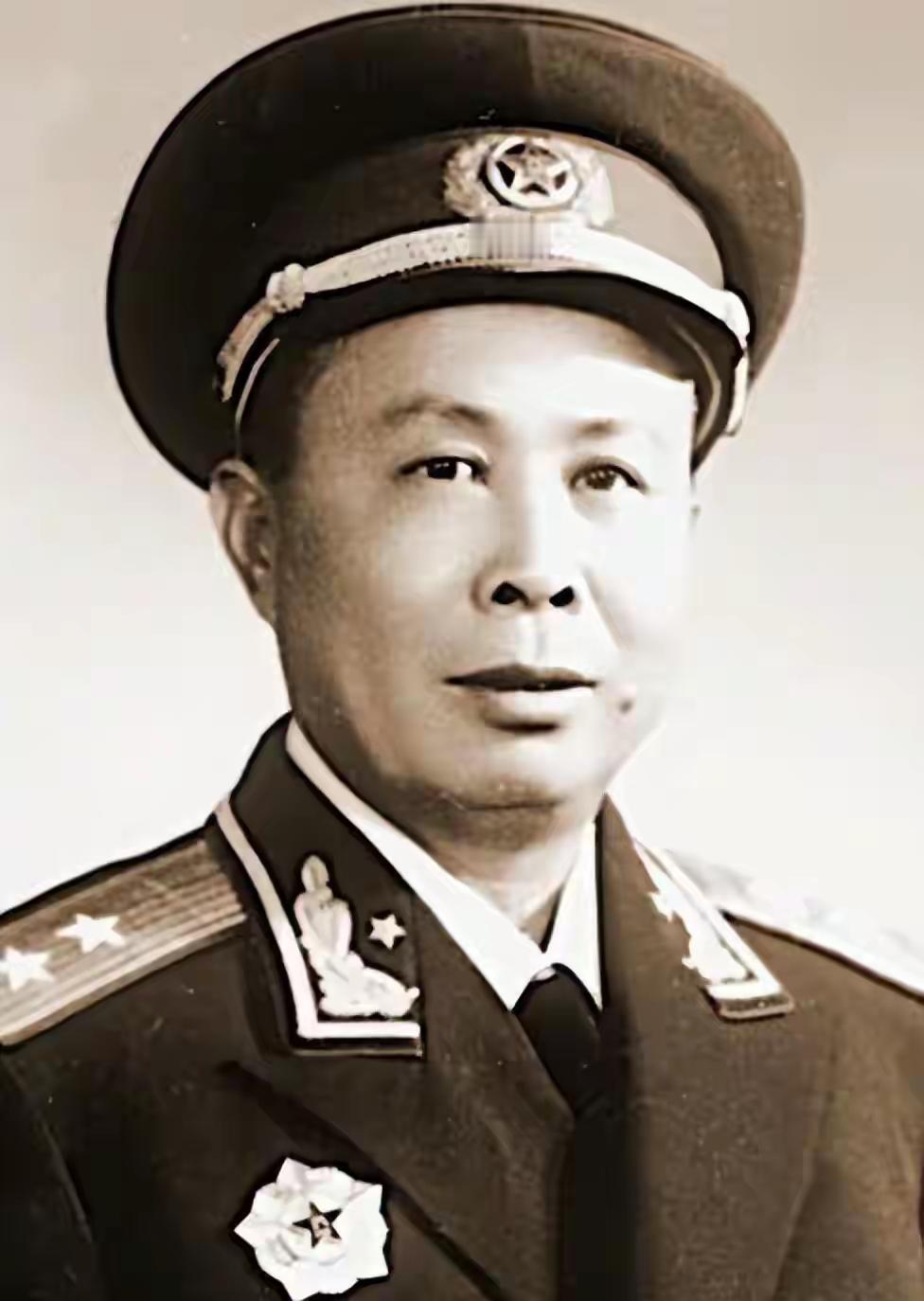 朱老总基本不问授衔的事，但却单独点出一人：他是不能不授中将的。为啥朱德平时对