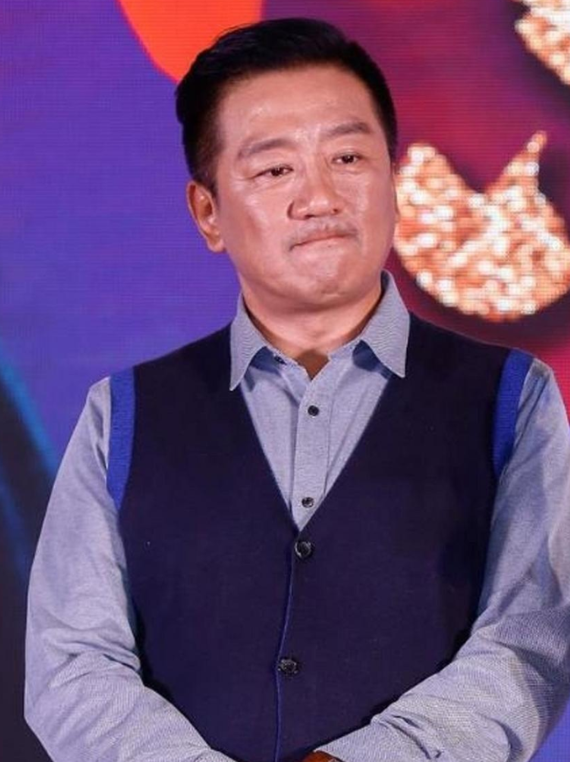 67岁老戏骨丁勇岱急疯了，当众喊话远在加拿大的儿子：再不结婚，我就去陪你了！熟