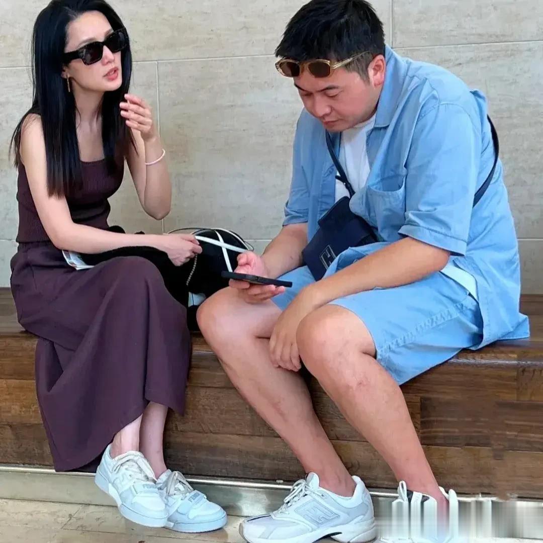 李沁跟她的经纪人在卢浮宫，在路人的镜头下，李沁真的很瘦。她说她体重从来没有超过9