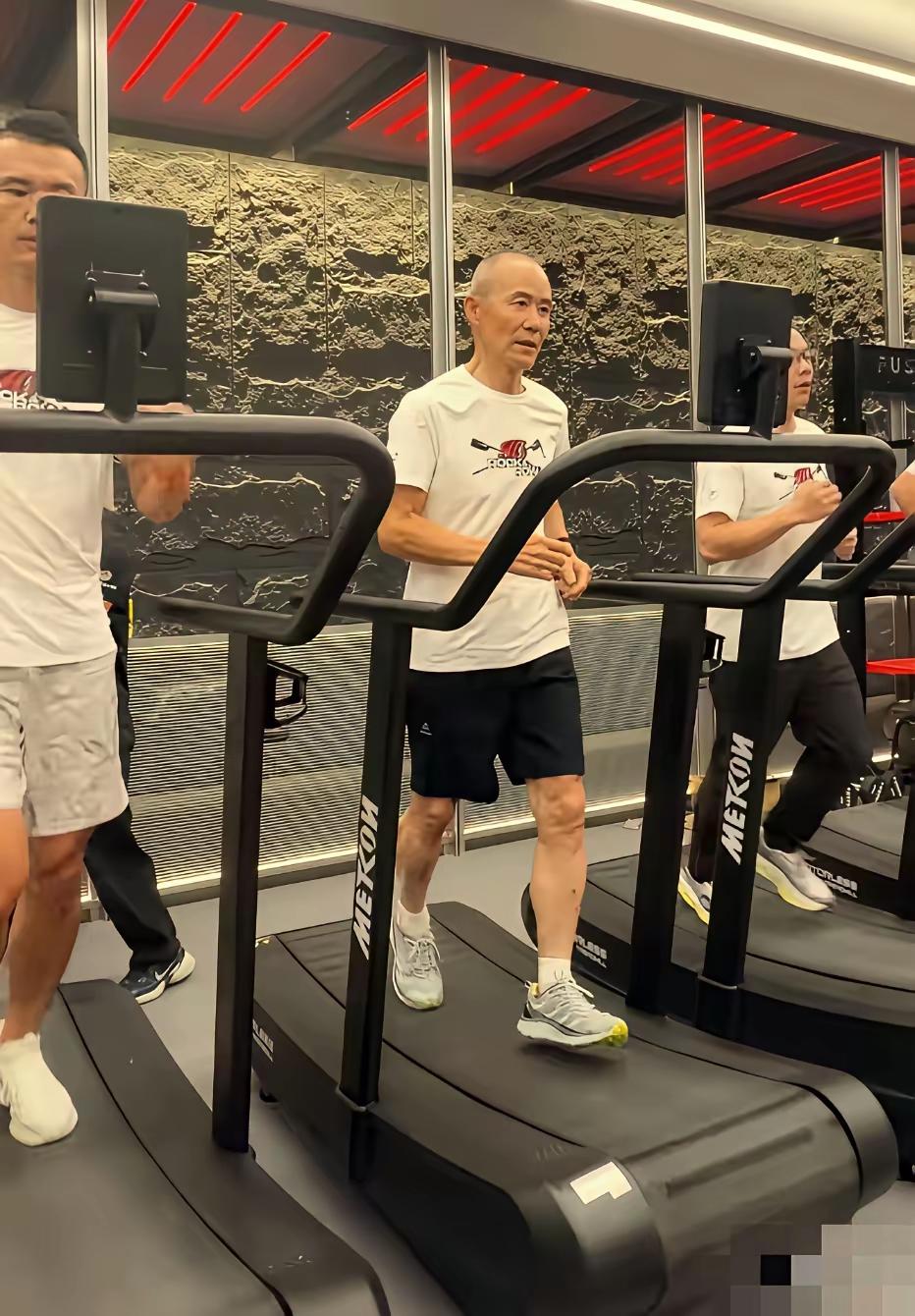 靠万科扬名，靠话题引流！[滑稽笑]