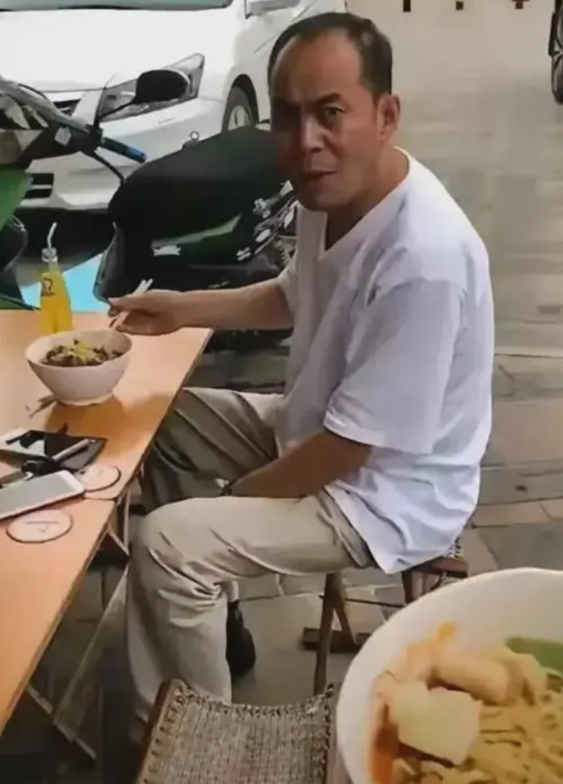 早上吃早餐碰到的，感觉很眼熟，我该怎么和他打招呼啊？