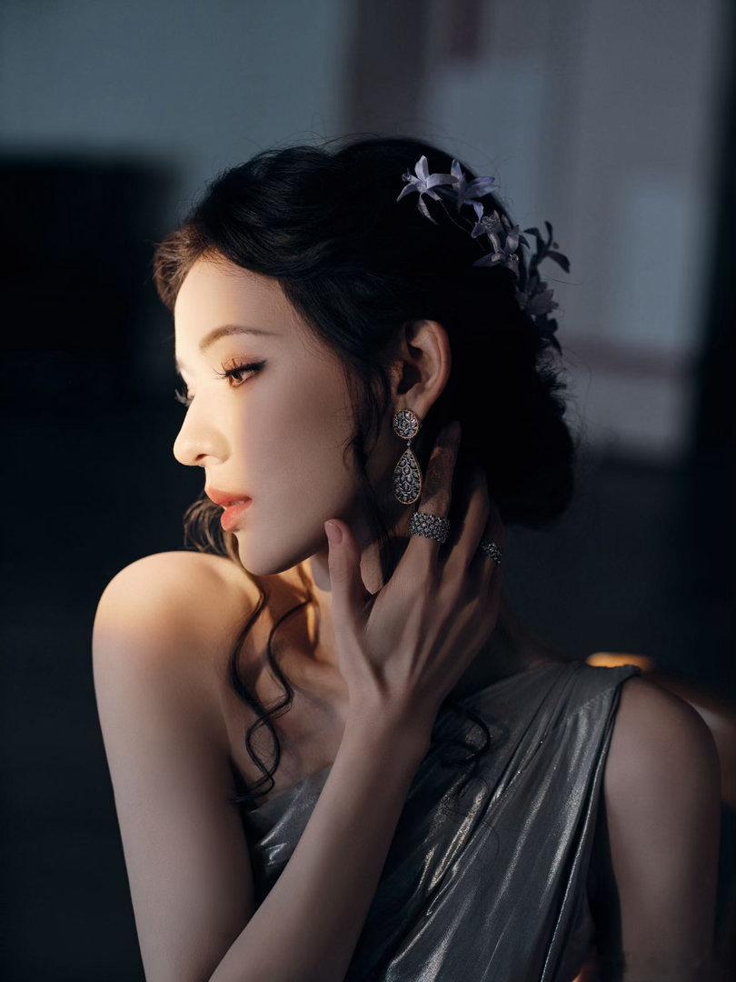 张予曦怎么又瘦了自带行走反光板的绝美女人！一袭流光银裙惊艳登场，波光流转的裙摆