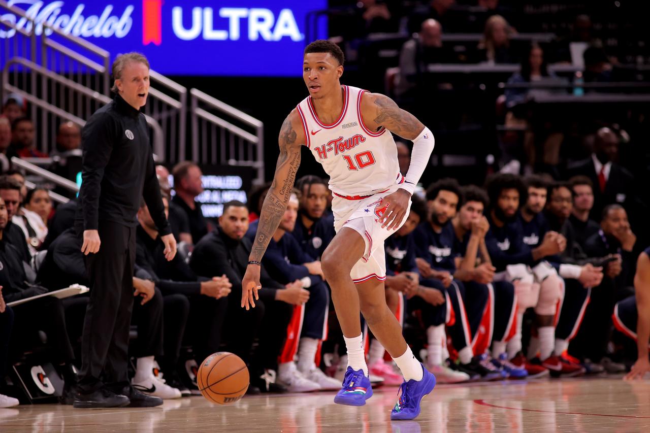 火箭队的大前锋小贾巴里史密斯在常规赛当中，不管是三分和中投似乎都有长进，然而在季