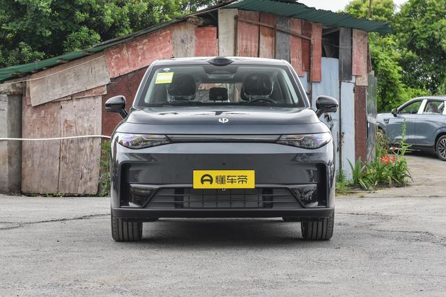 2026款零跑C10增程式210激光雷达版，简直就是咱们纠结纯电还是燃油车的家庭