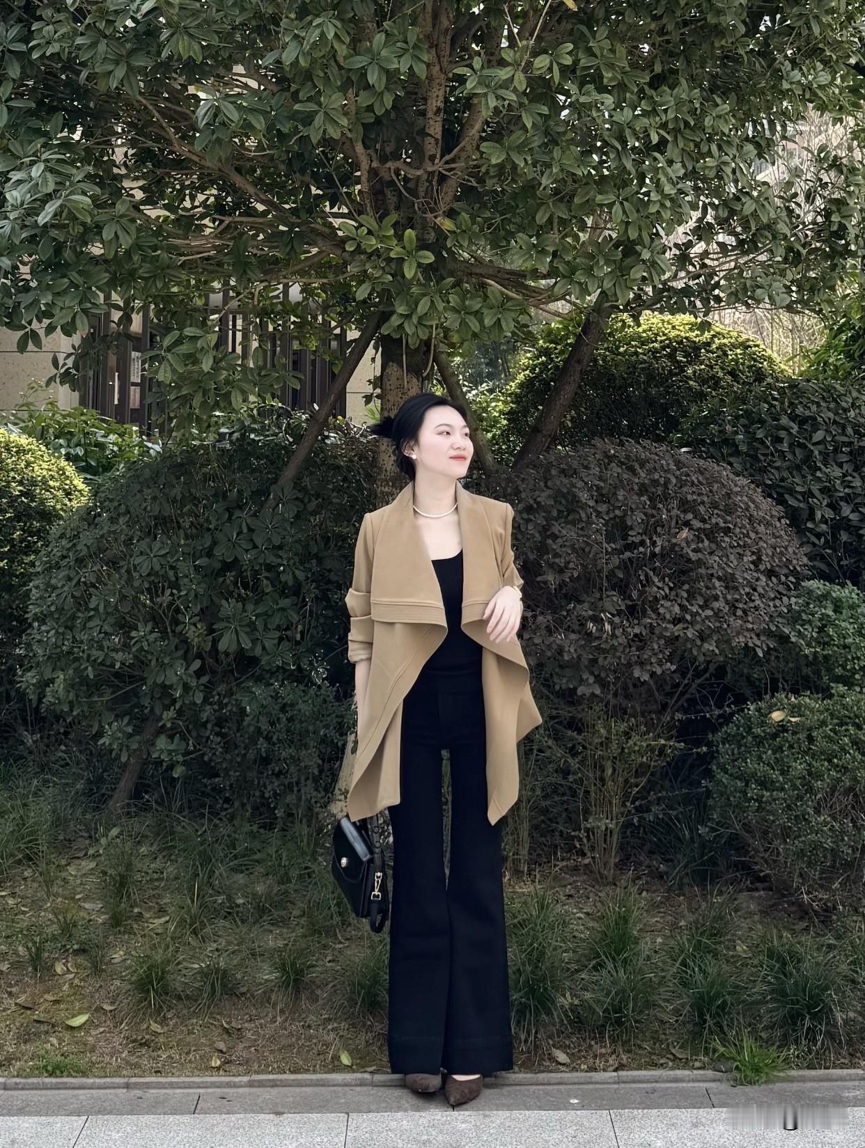 自然美还体现在气质上，她走路昂首挺胸，说话温声细语，对人真诚友善。这种美无关乎五