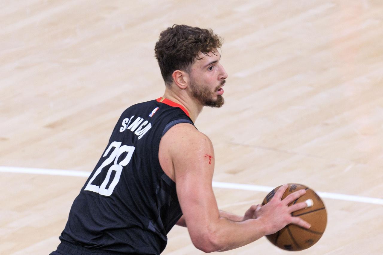 正负值全队最低，效率还差，打球又软！竟然还肘击维金斯，火箭核心可能是联盟最差核心