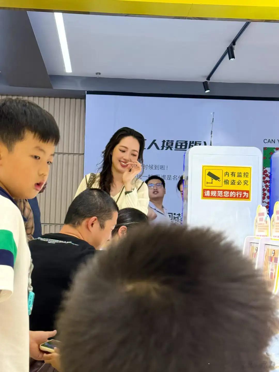 41岁郭碧婷打电玩，穿白裙扎麻花辫好少女，头发又黑又多让人羡慕​​​