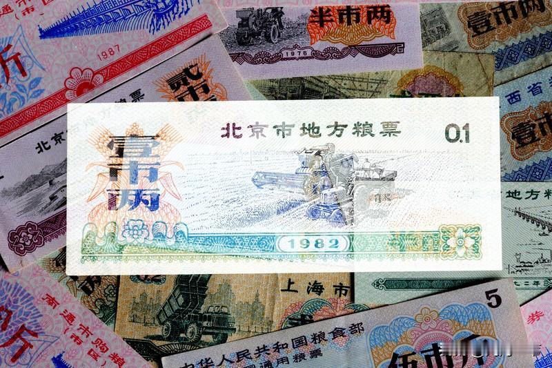 为什么那么多人怀念物资匮乏时代？其实他们并不是怀念物资匮乏时代的物资匮乏，而是