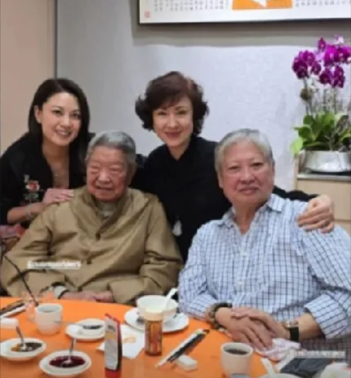 蔡澜，生前最后公开露面，去年与洪金宝夫妇、女星廖碧儿等一群人，一起吃饭，当时蔡澜