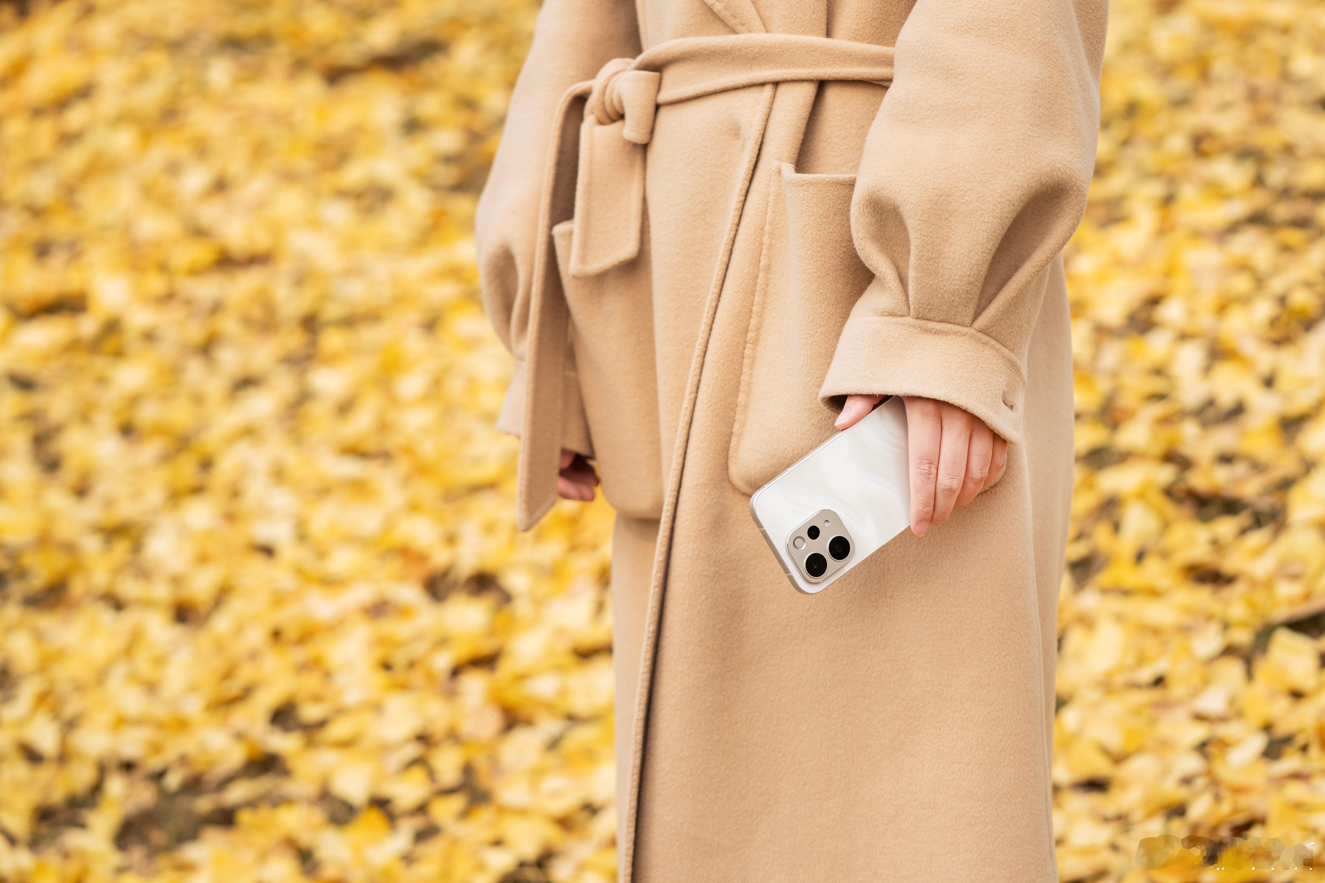 vivoS50告白非常巧妙地将纯粹的白与彩色光影有序融合，采用纱缎光刻工艺，呈