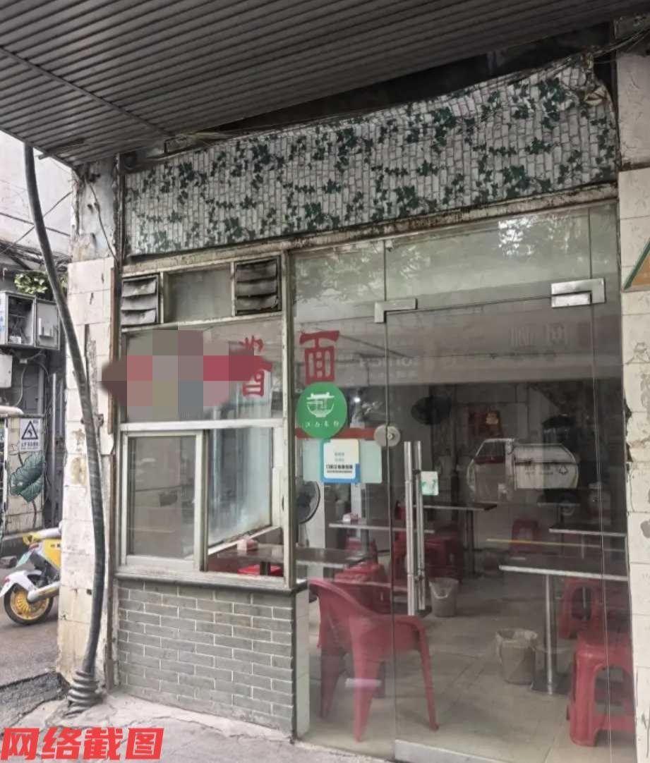 江西南昌有女子去小面馆吃面。只是怕羽绒服袖子碰到桌面上的残留油渍，很正常在桌