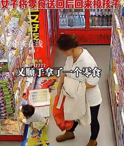 “白嫖习惯了!”湖北，一女子带孩子逛零食店，期间女子选好一大筐零食后，便将孩子留